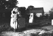 Arbeitfotos - 1990, im Vordergrund: Agapi, Sandstein; im Hintergrund: Liebespaar, Sandstein 