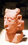 Maske mit Idol, Terrakotta, 200